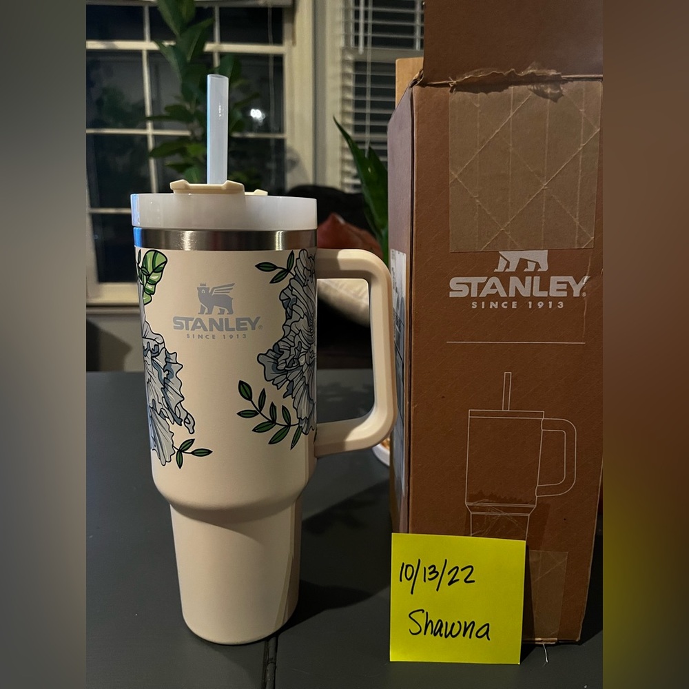 New with box Cream Floral Stanley 40oz Tumbler